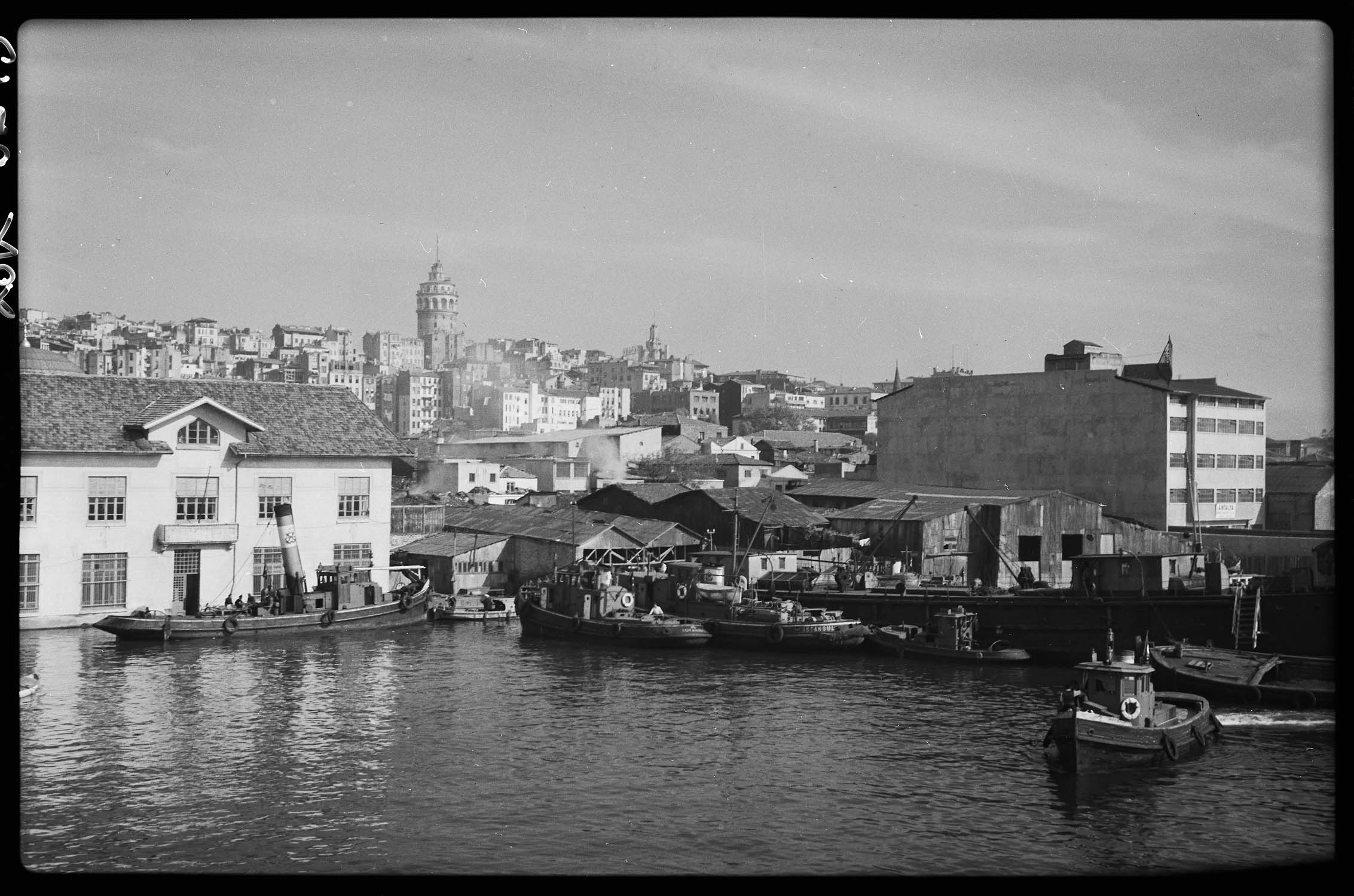 Vue d'ensemble, avec la tour de Galata au second plan